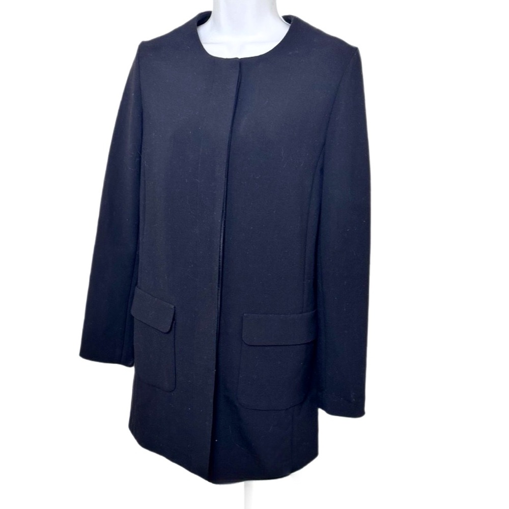 Uniqglo black collarless overcoat, chic for any occasion S